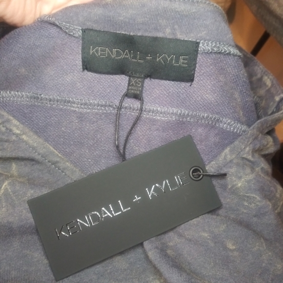 3/$18 Kendall+Kylie Distressed Gray & Yellow Puffed Sleeve Top - Picture 10 of 12